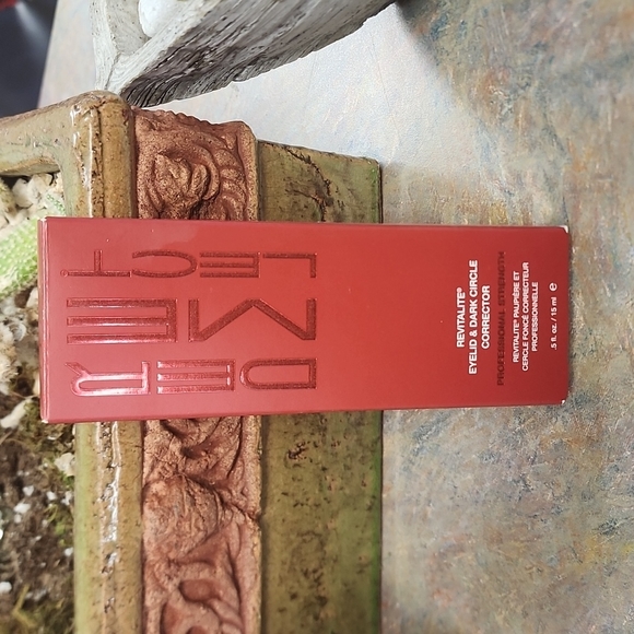 Revitalite Eyelid & Dark Circle Corrector new - Picture 3 of 4